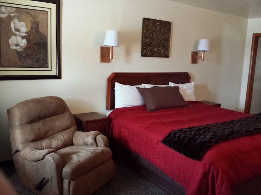 West Plains Motel Standard Room, 1 King Bed, Non Smoking 6