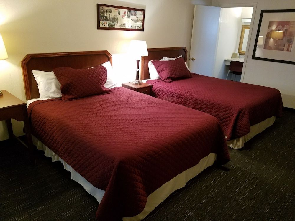 West Plains Motel Standard Room, 2 Double Beds, Non Smoking 11