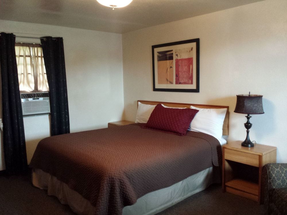 West Plains Motel Standard Room, 1 King Bed, Non Smoking 3