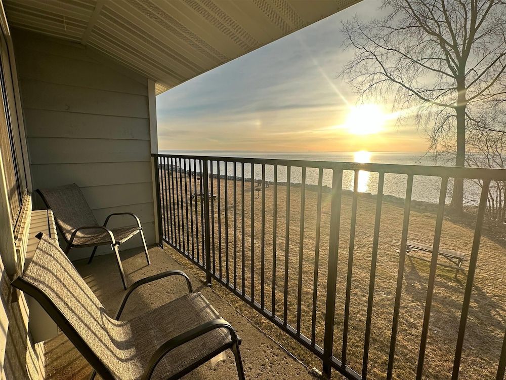 Superior Room, 1 King Bed, Non Smoking (Upper Floor, Water View)
