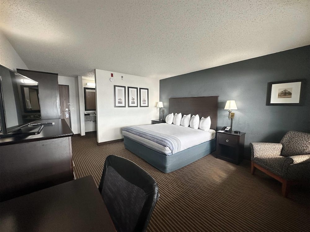 Deluxe Room, 1 King Bed, Non Smoking (First Floor, Water View)