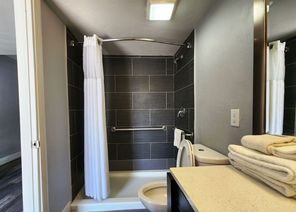 Red Lion Inn & Suites Tucson Downtown Basic Room, 1 King Bed, Accessible 6