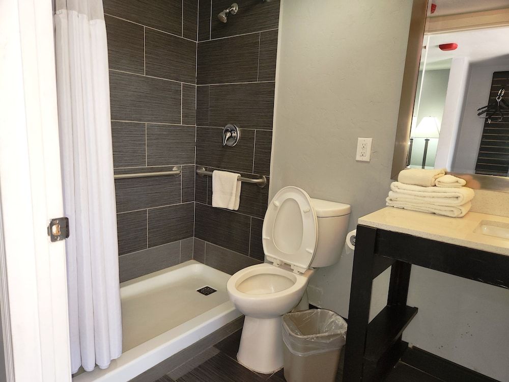 Red Lion Inn & Suites Tucson Downtown Basic Room, 1 King Bed, Accessible 5