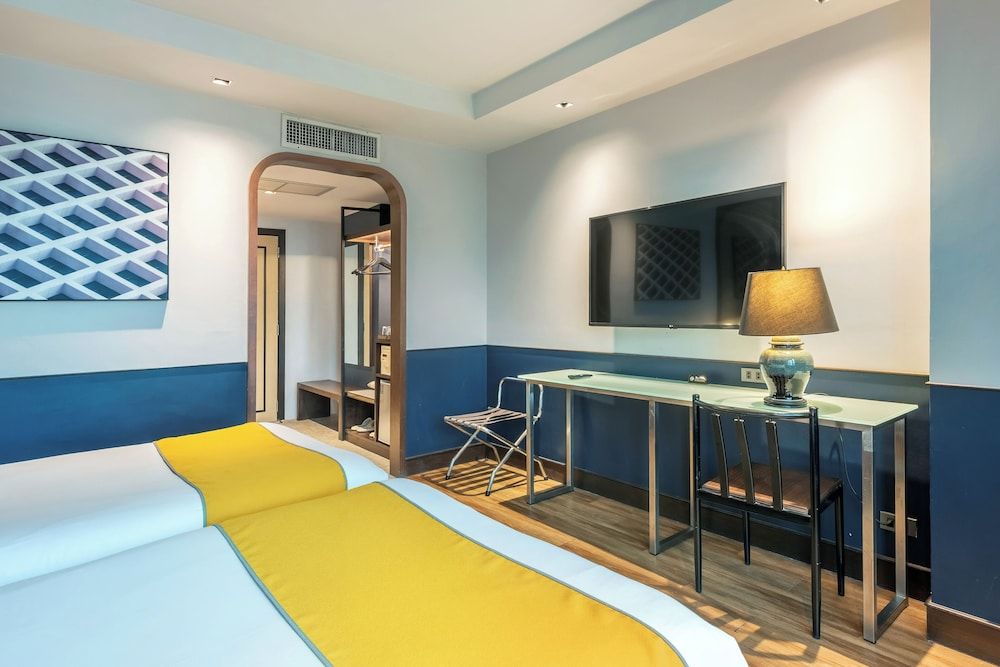 Graph Hotels Bangkok Superior Twin Room 2