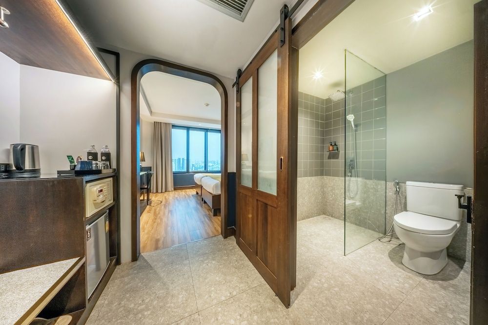 Graph Hotels Bangkok Superior Twin Room 7