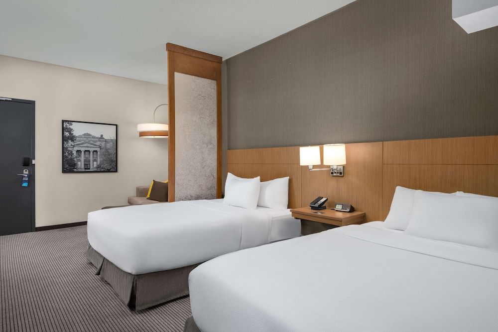 Room, Accessible (2 Queen beds w/ sofa bed, Tub)