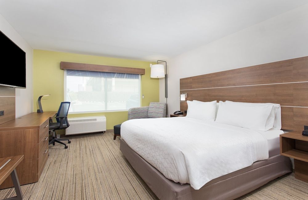 Standard Room, 1 King Bed, Accessible (Mobility, Roll-In Shower)