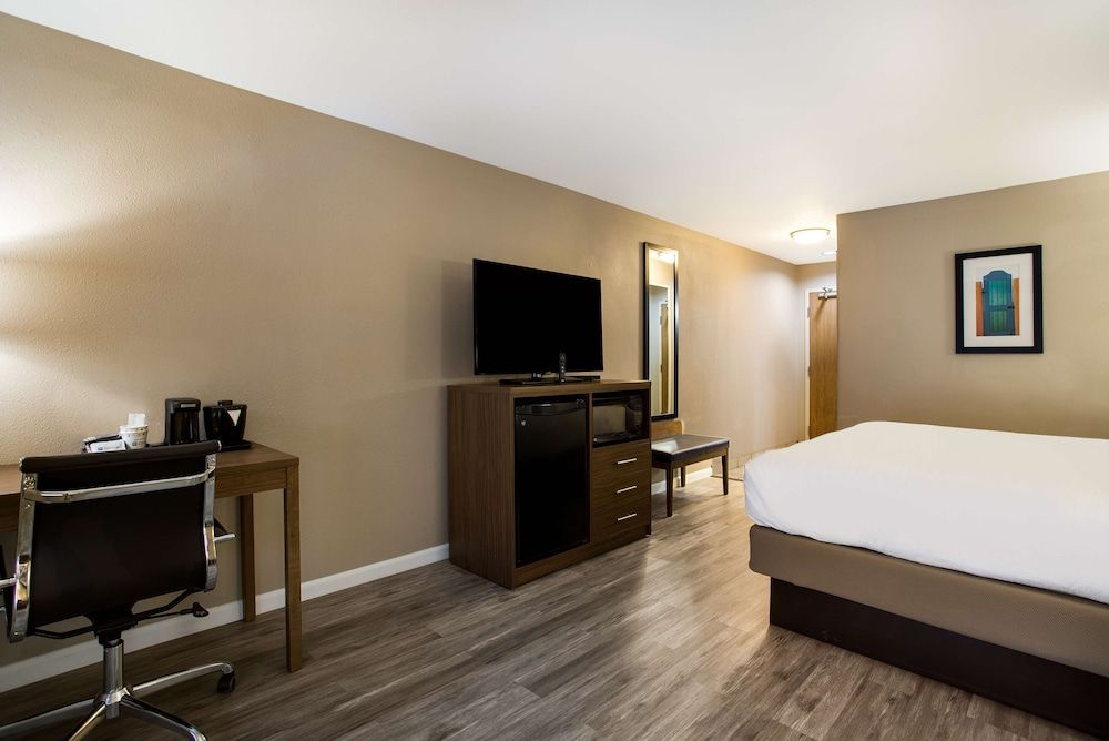 Standard Room, 1 King Bed, Non Smoking, Refrigerator & Microwave