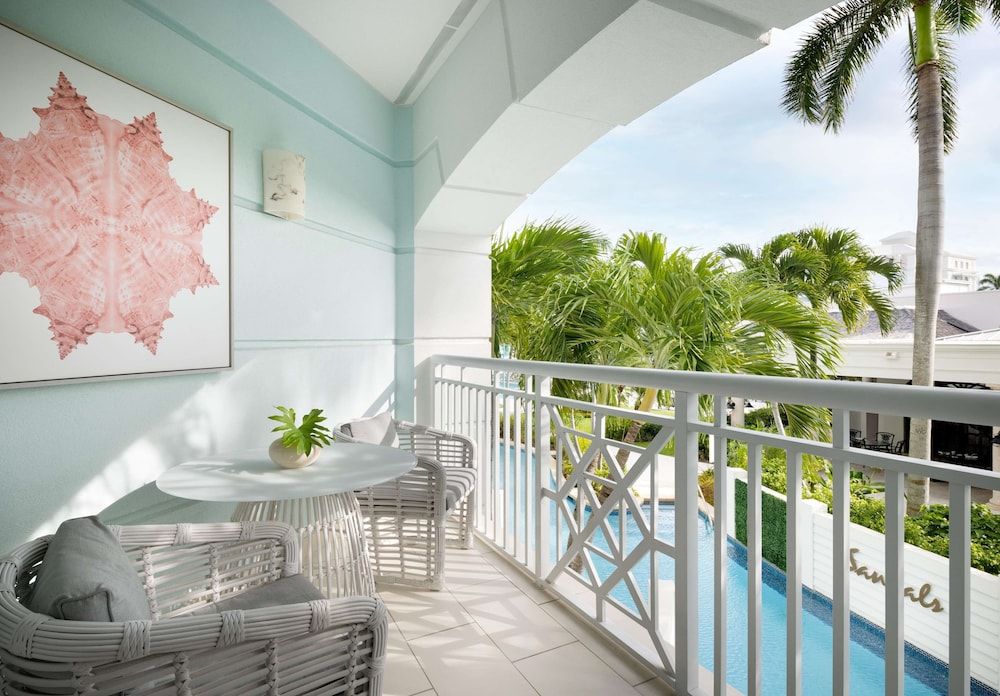 West Bay Honeymoon Club Level Oversized Junior Suite (HG)