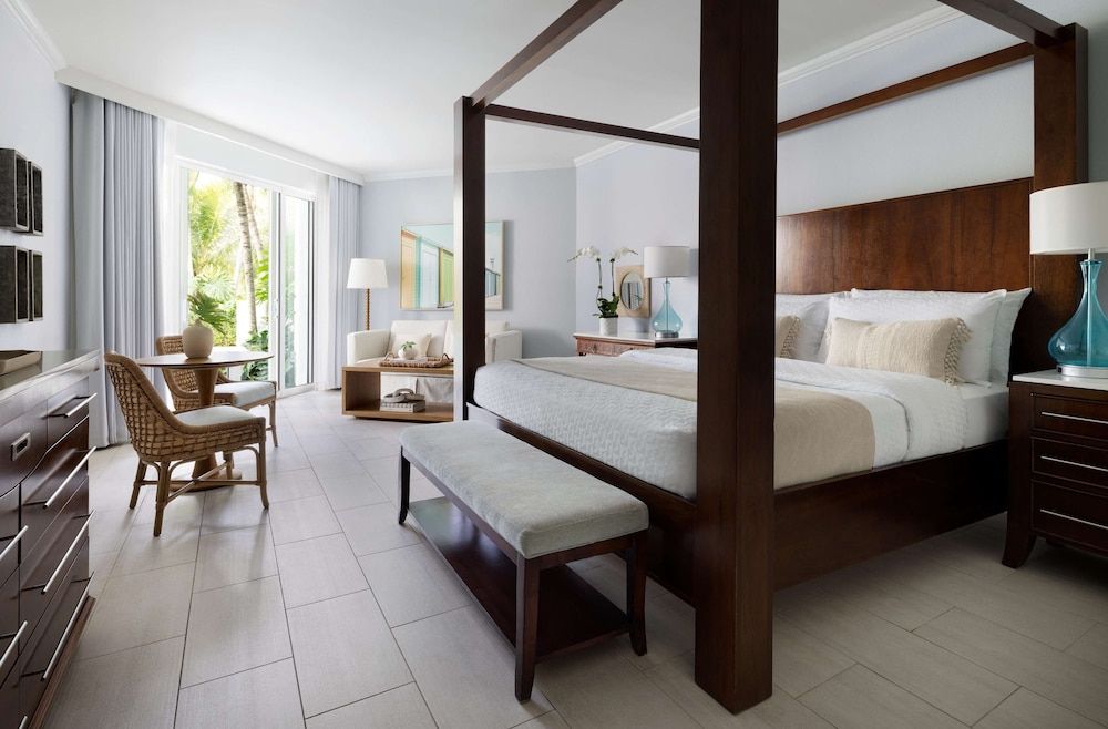 West Bay Swim-up Oversized Club Level Junior Suite (HSUP)