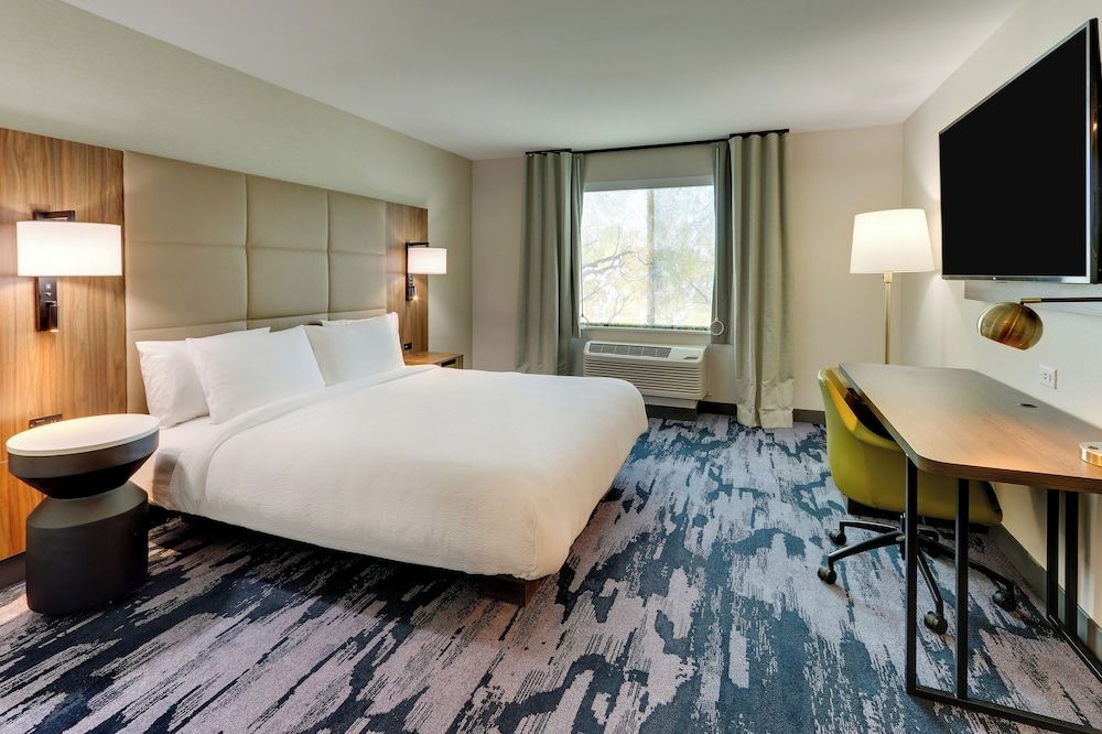 Room, 1 King Bed (Mobility/Hearing Access, Roll-In Shwr)