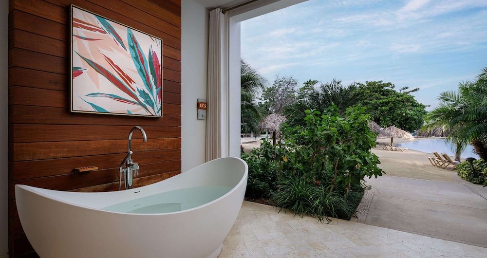 Luxury Suite, 1 Bedroom, Sea View (Beachfront Walkout Butler Suite)