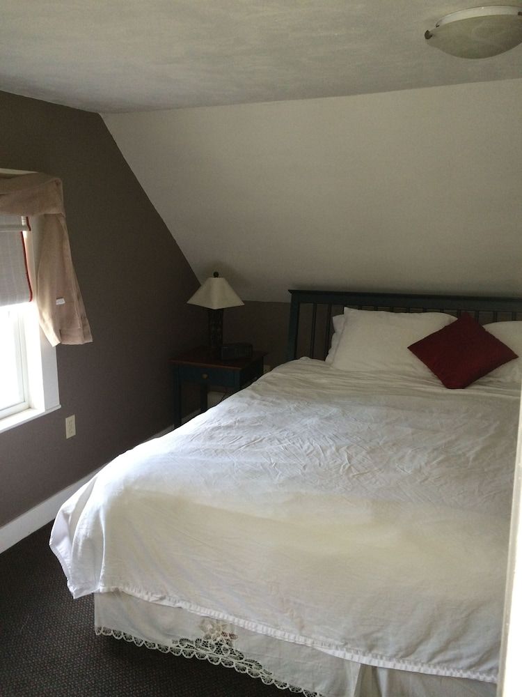 Suite 2, 1 King Bed, 1 Day Bed