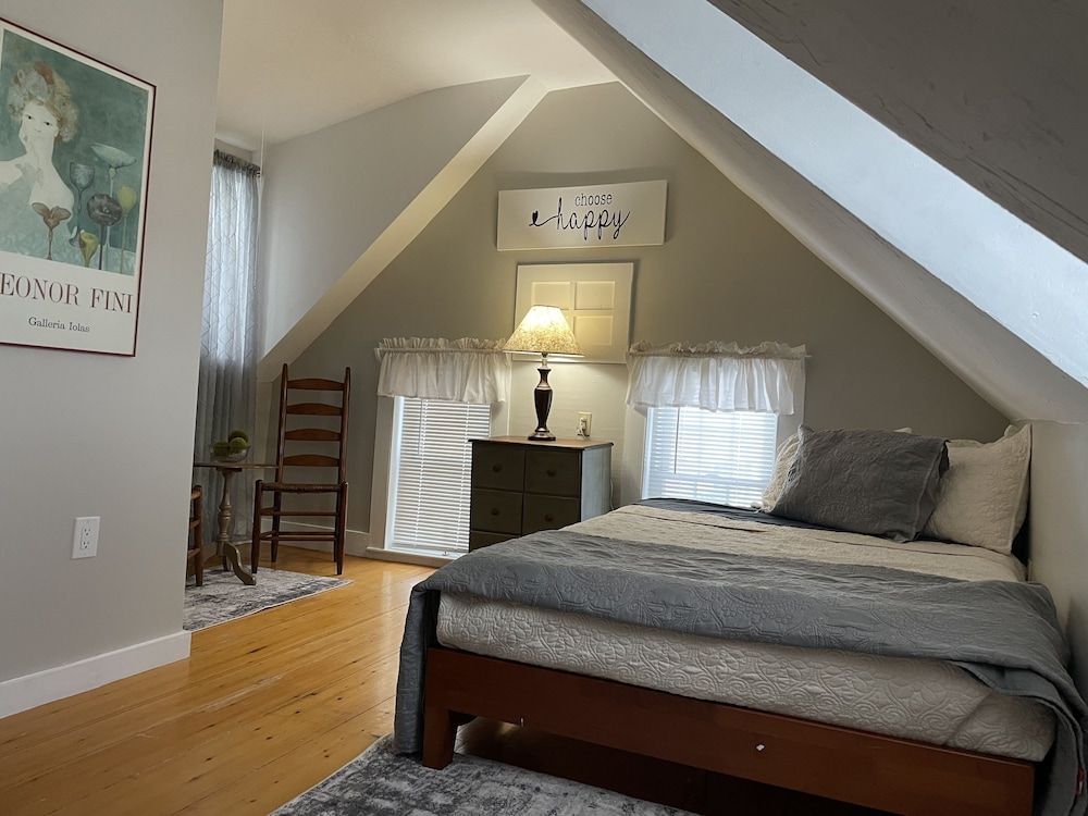 Suite 2, 1 King Bed, 1 Day Bed