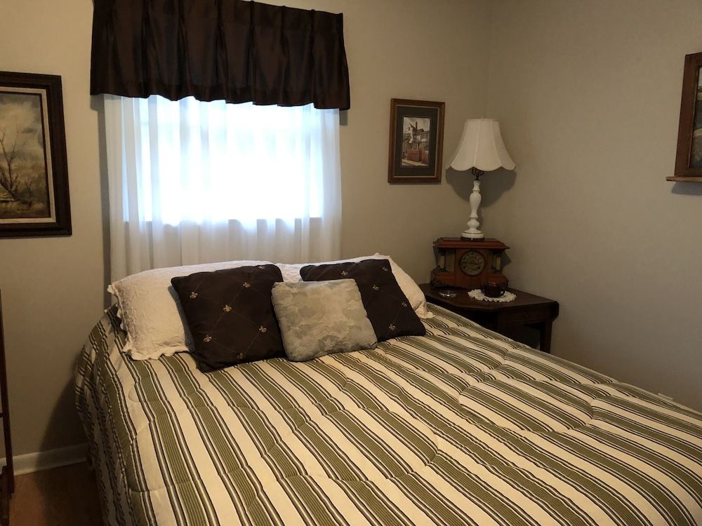 Deluxe Room, 1 Queen Bed, Garden View (Creek Room)