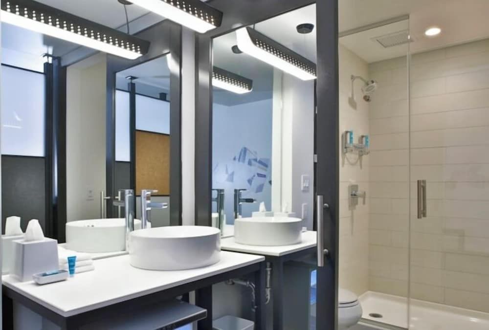 Aloft Chicago Mag Mile Room, 1 King Bed 16