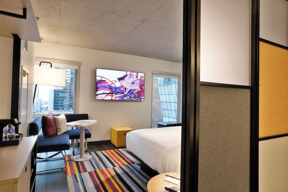 Aloft Chicago Mag Mile Room, 1 King Bed 19