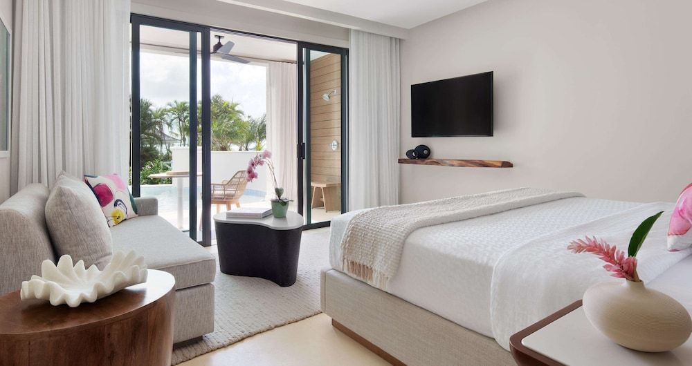 Bamboo Grove Swim-up Club Suite