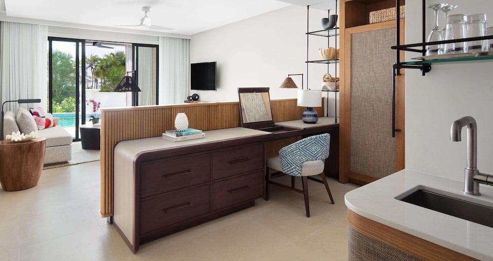 Bamboo Grove Swim-up Club Suite