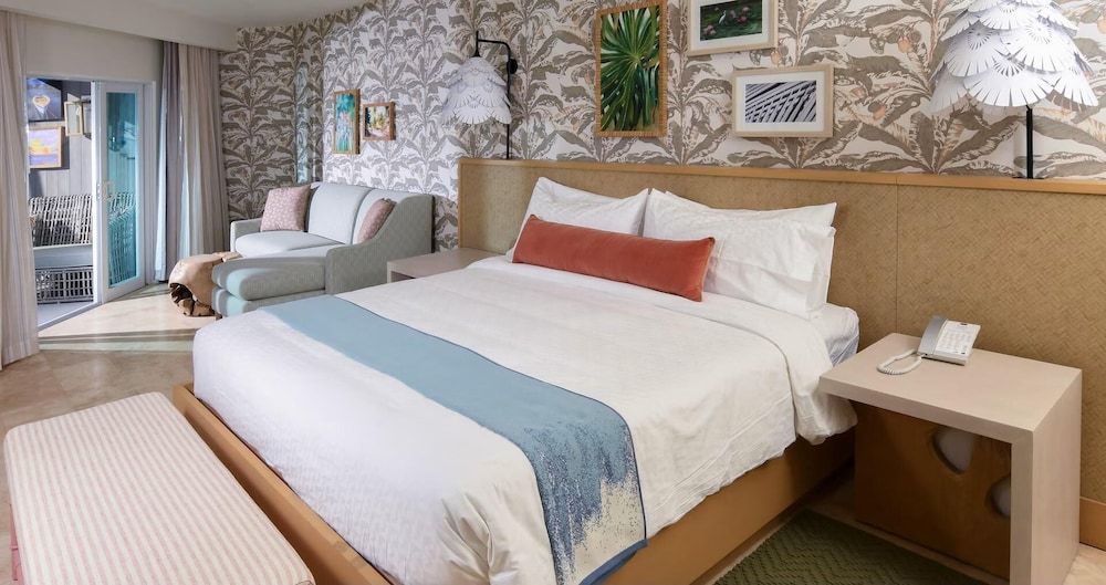 Luxury Room, 1 Bedroom, Garden View (Sunset Bluff Poolside Club Level Room)