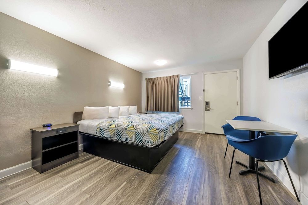 Standard Room, 1 King Bed, Accessible, Non Smoking