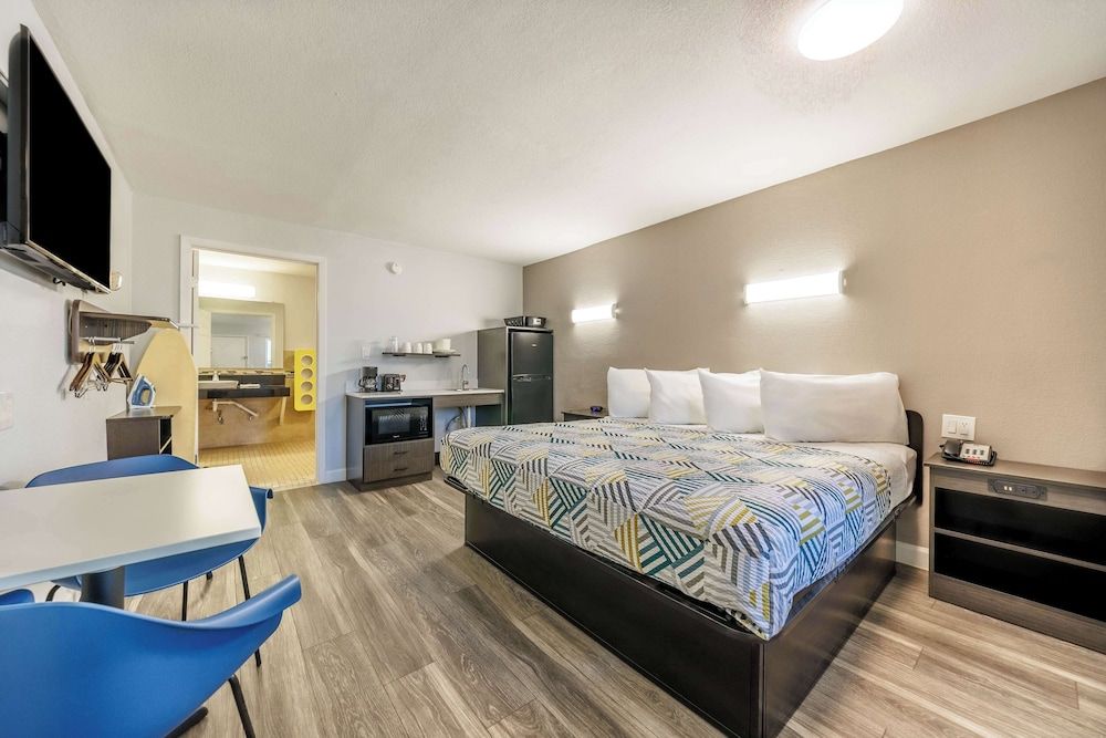 Standard Room, 1 King Bed, Accessible, Non Smoking