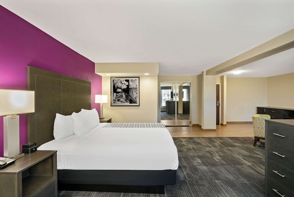Suite, 1 King Bed, Non Smoking, Pool View