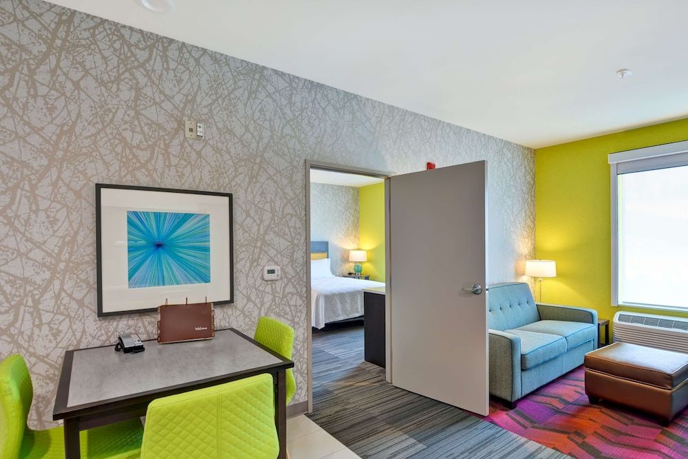 Suite, 1 Queen Bed, Accessible, Bathtub