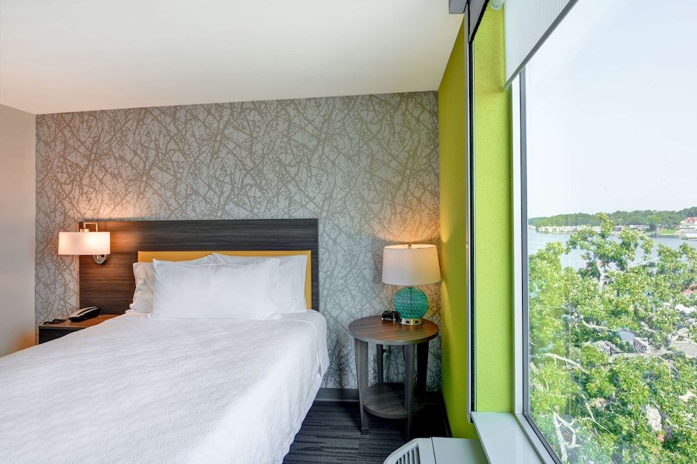 Room, 1 Queen Bed, Accessible, Lake View (Hearing)