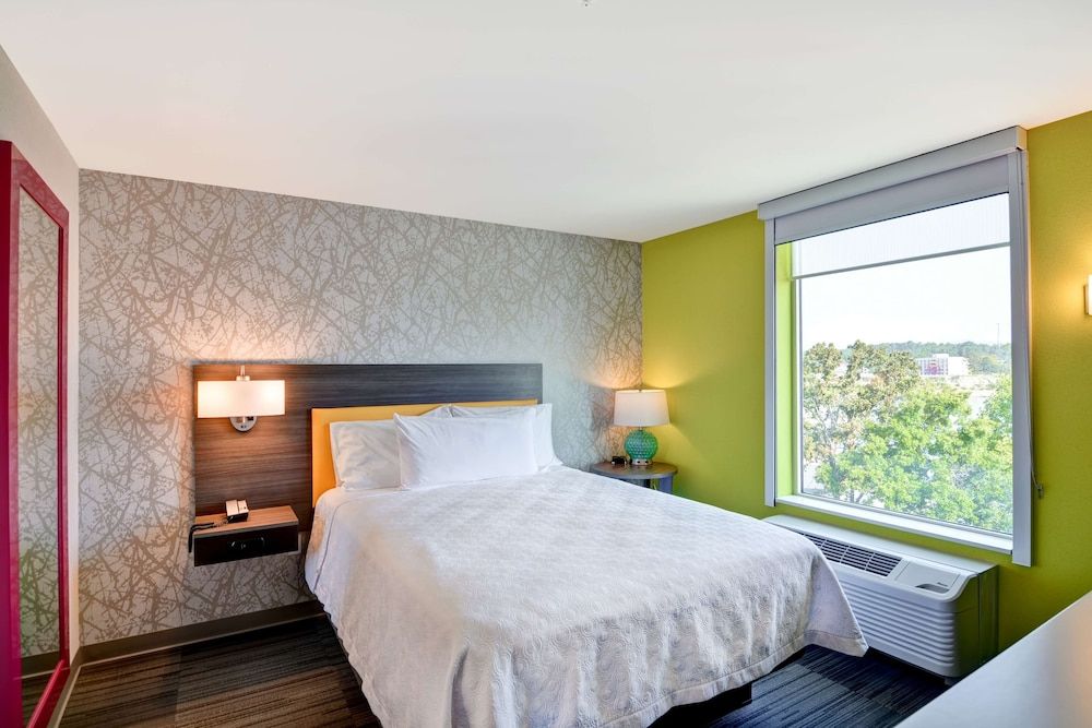 Suite, 1 Queen Bed, Accessible (Roll-In Shower)