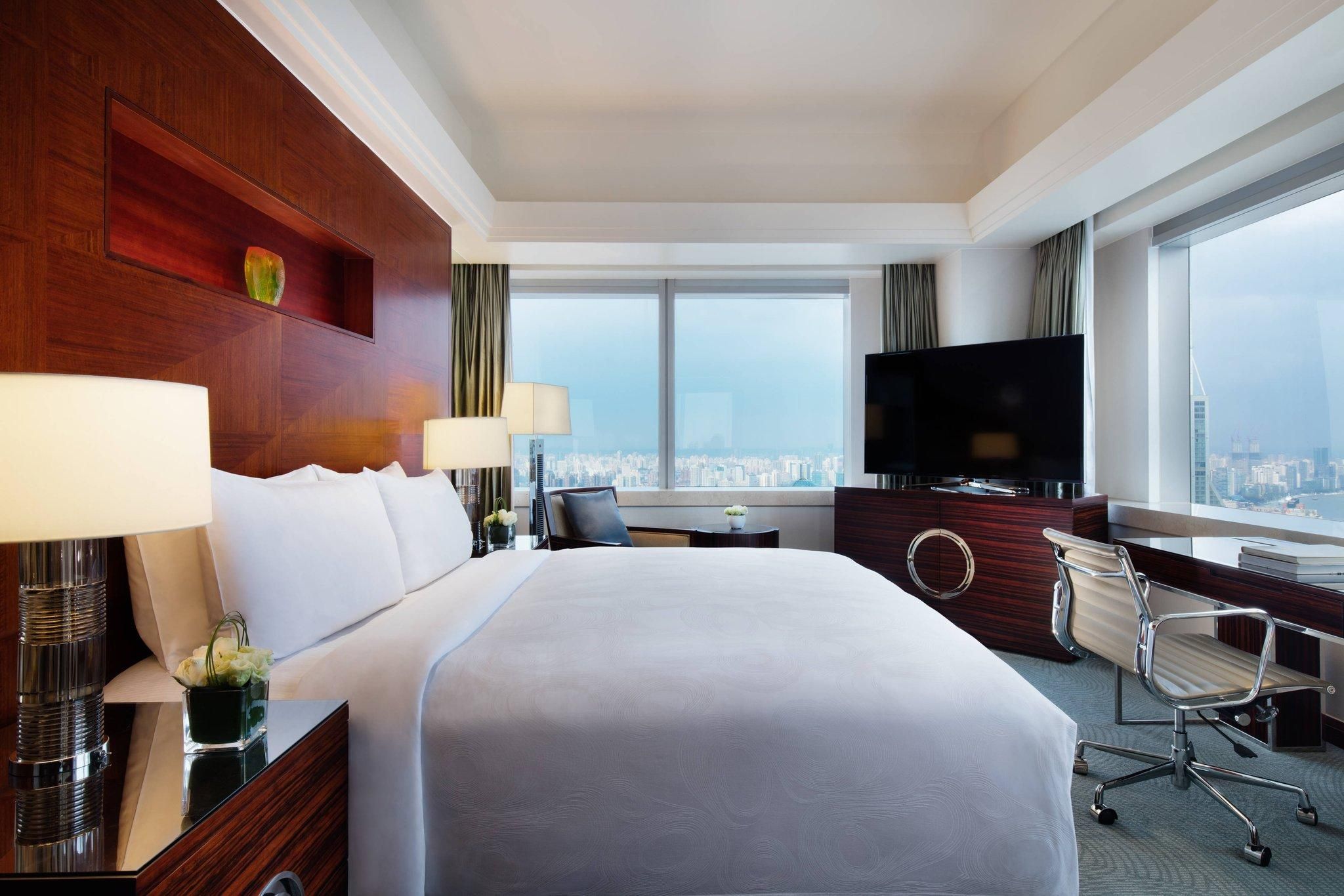executive level, guest room, 1 king, skyline view, corner room