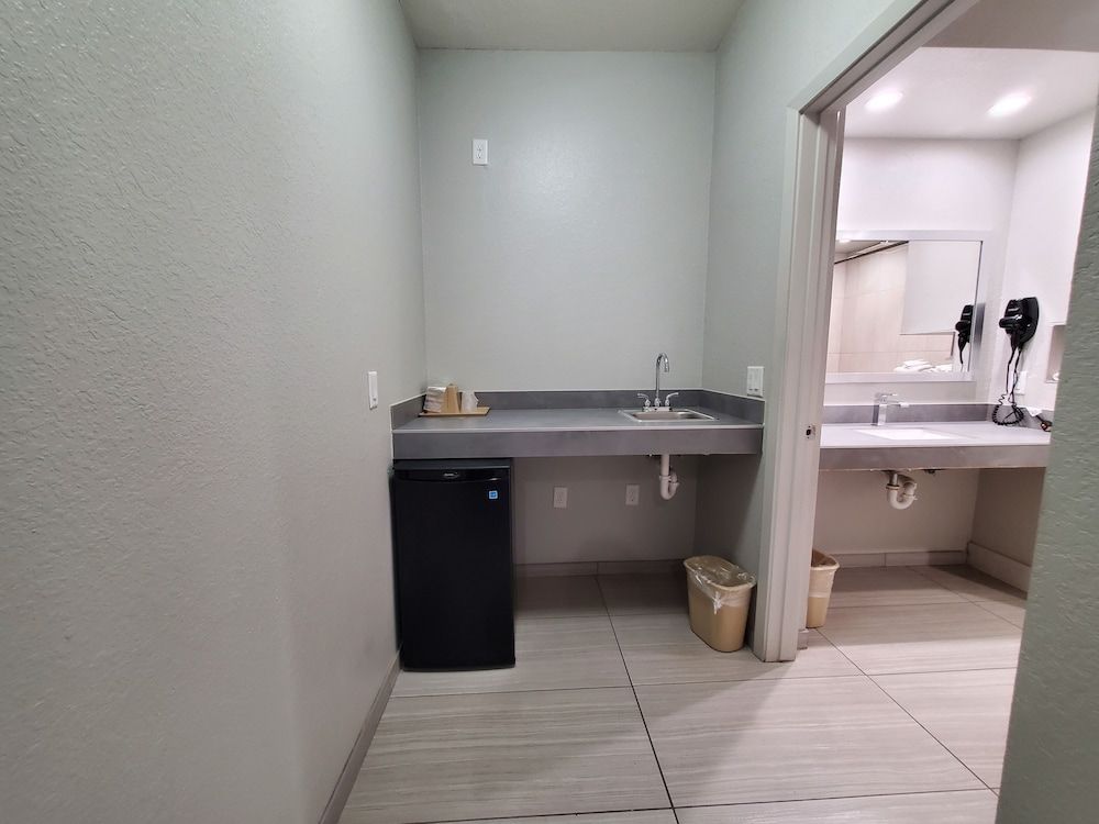 Crystal Inn Standard Room, 1 King Bed, Smoking 4