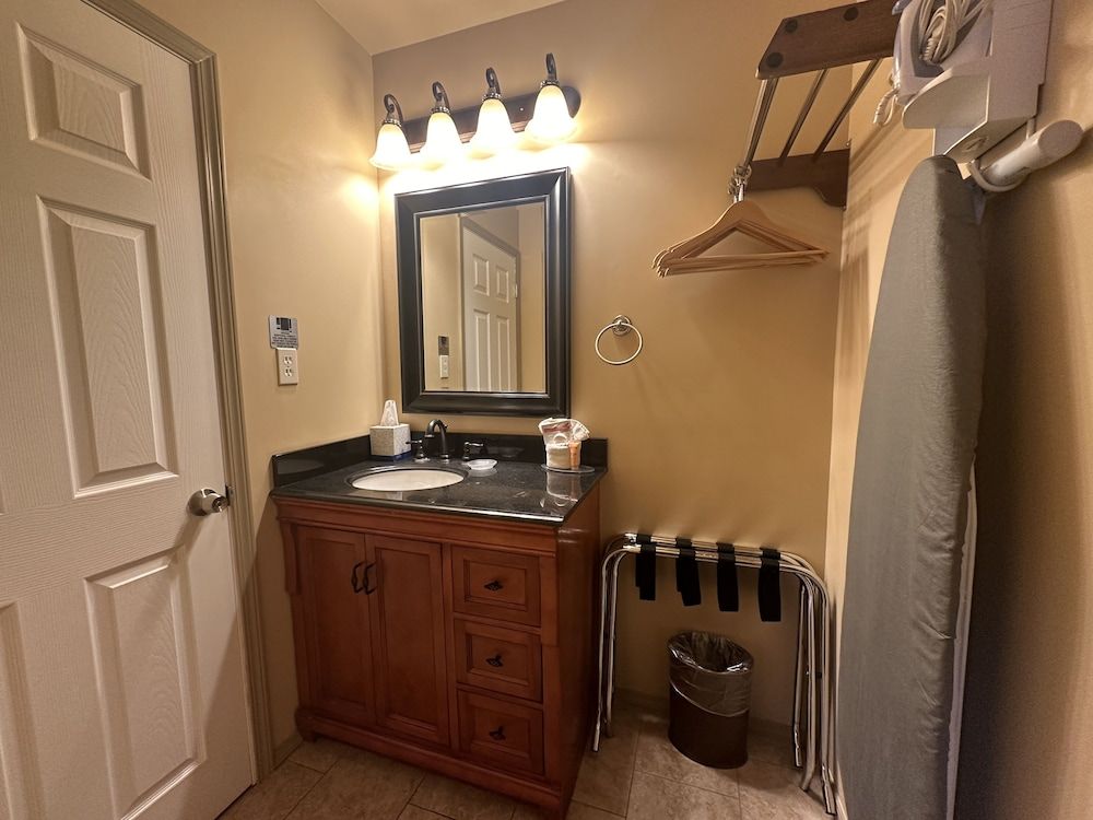 Matterhorn Inn Ouray Deluxe Room 6