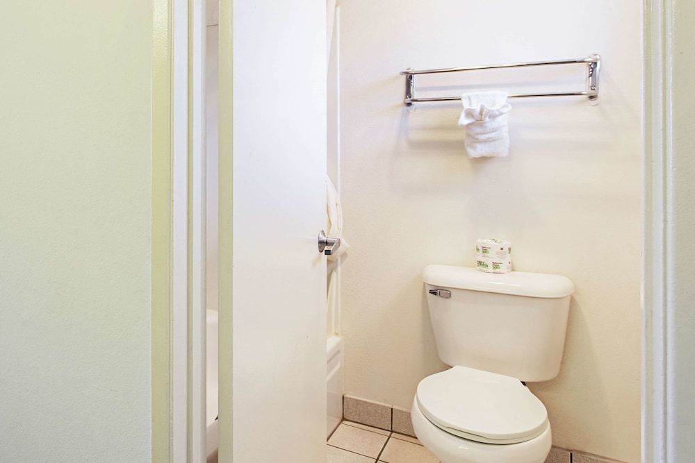 Motel 6 Pendleton, OR - West Deluxe Room, 2 Queen Beds, Non Smoking, Refrigerator & Microwave 4