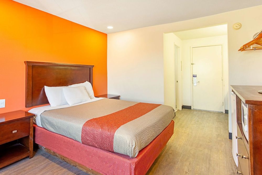 Motel 6 Pendleton, OR - West Deluxe Room, 1 Queen Bed, Non Smoking, Refrigerator & Microwave 4