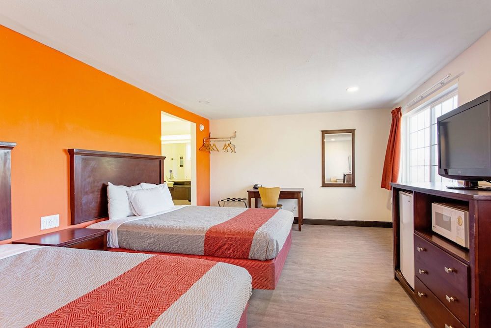 Motel 6 Pendleton, OR - West Deluxe Room, 2 Queen Beds, Non Smoking, Refrigerator & Microwave 5