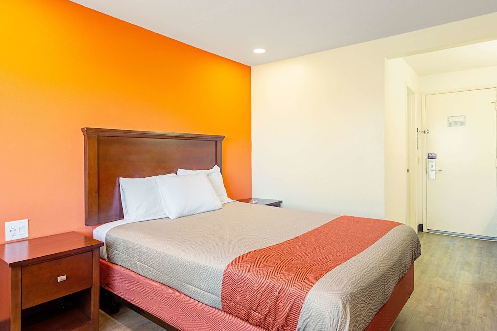Motel 6 Pendleton, OR - West Deluxe Room, 1 Queen Bed, Non Smoking, Refrigerator & Microwave 2