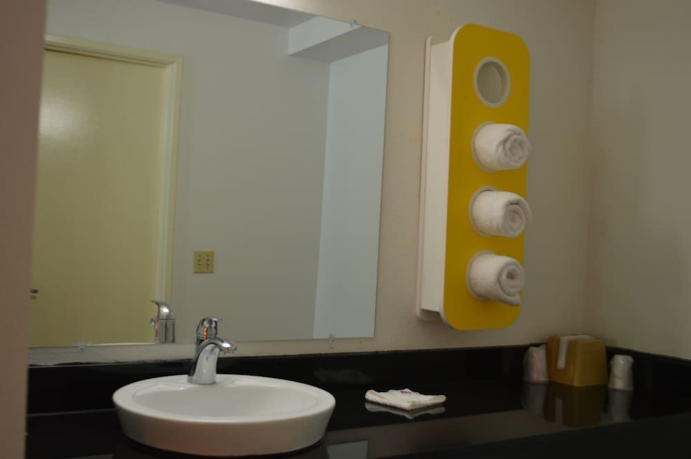 Motel 6 Pendleton, OR - West Deluxe Room, 2 Queen Beds, Non Smoking, Refrigerator & Microwave 7