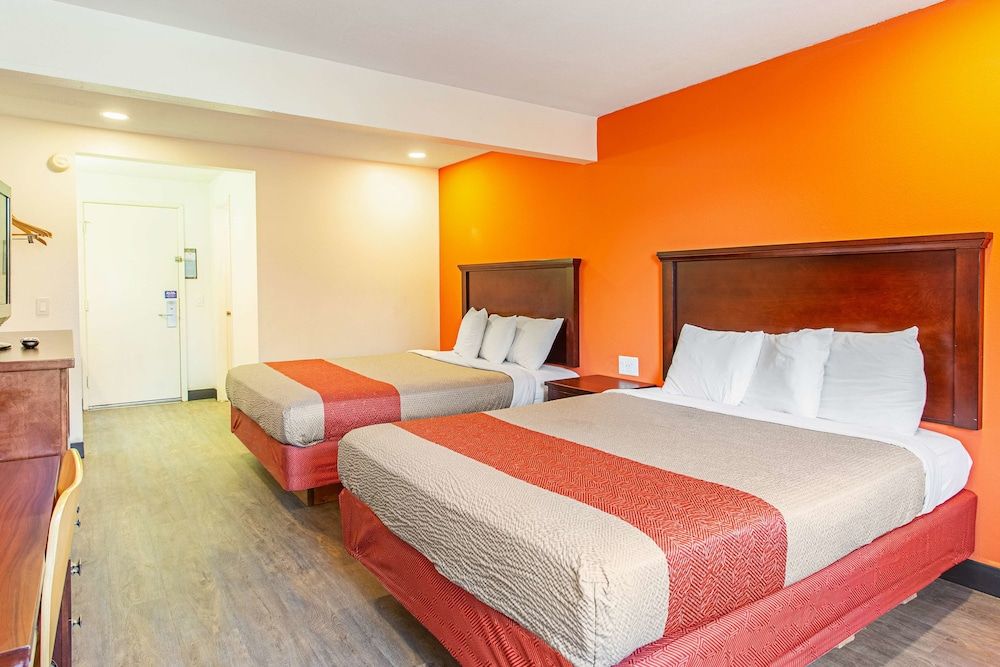 Motel 6 Pendleton, OR - West Deluxe Room, 2 Queen Beds, Non Smoking, Refrigerator & Microwave 6