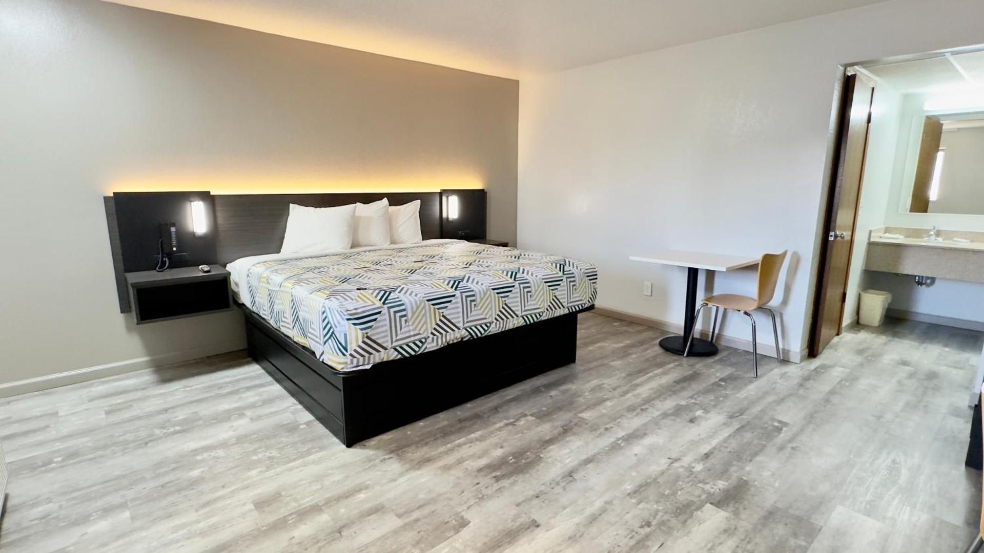 King Suite with Spa Bath - Smoking