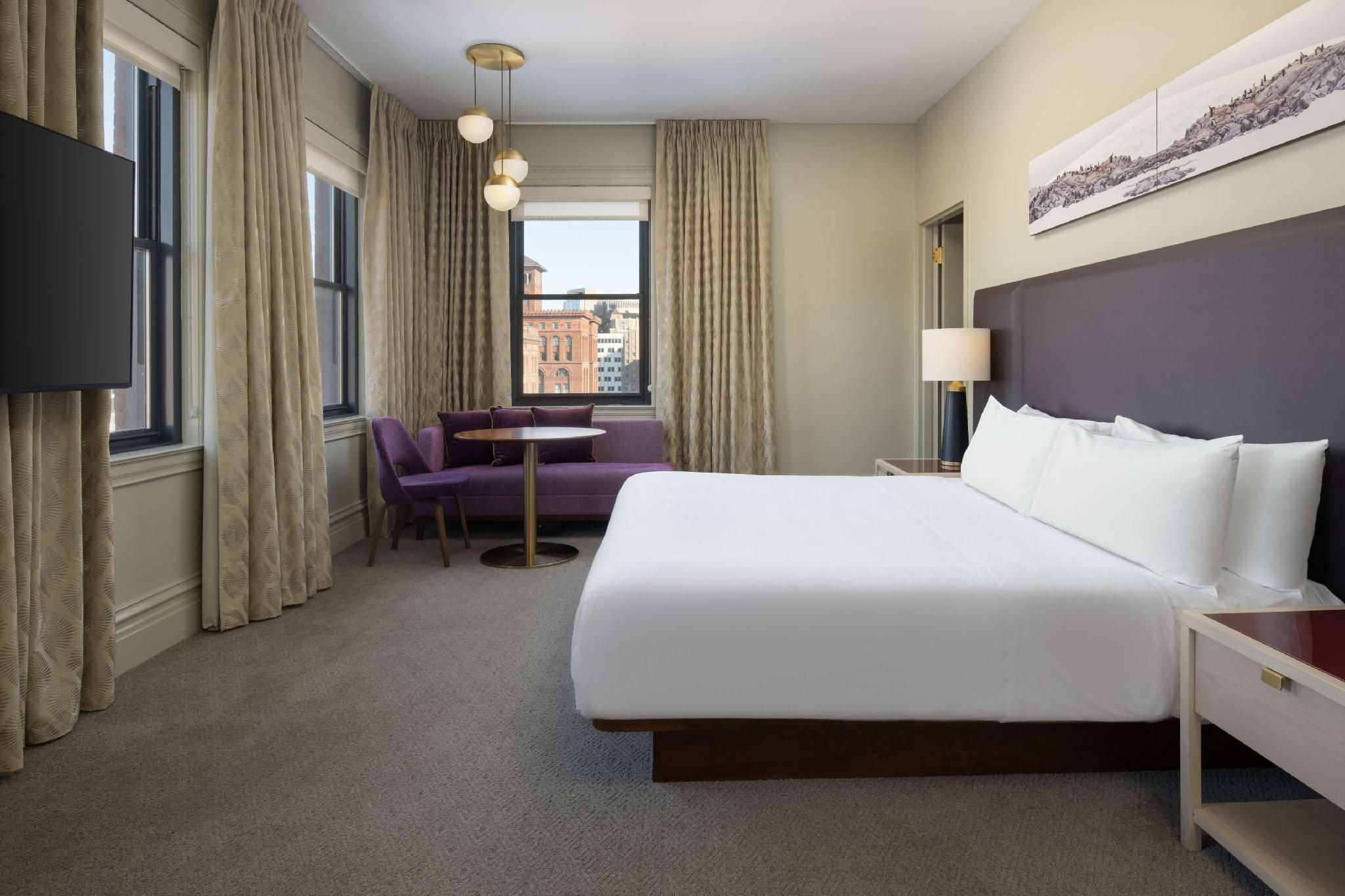 Corner King Room with City View
