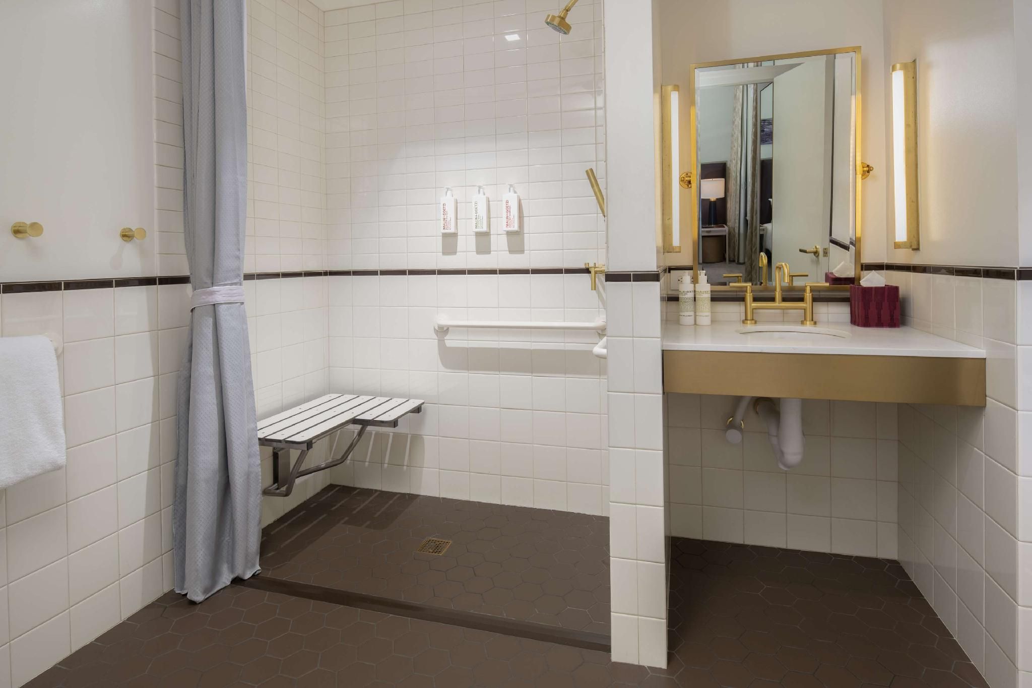 King Room Mobility/ Hearing Access Ri Shower