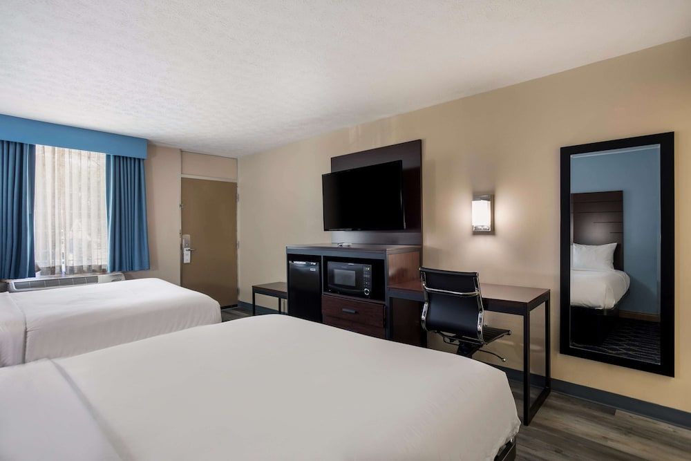 SureStay Hotel by Best Western Bardstown General Nelson Standard Room, 2 Queen Beds, Non Smoking, Refrigerator & Microwave 3