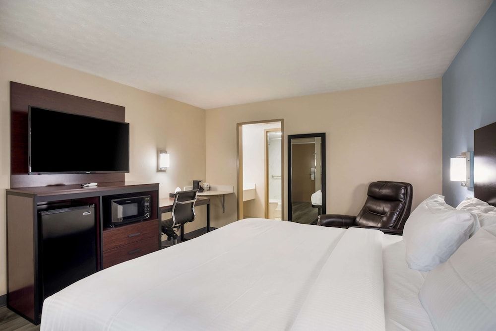 SureStay Hotel by Best Western Bardstown General Nelson Standard Room, 1 King Bed, Non Smoking, Refrigerator & Microwave 2