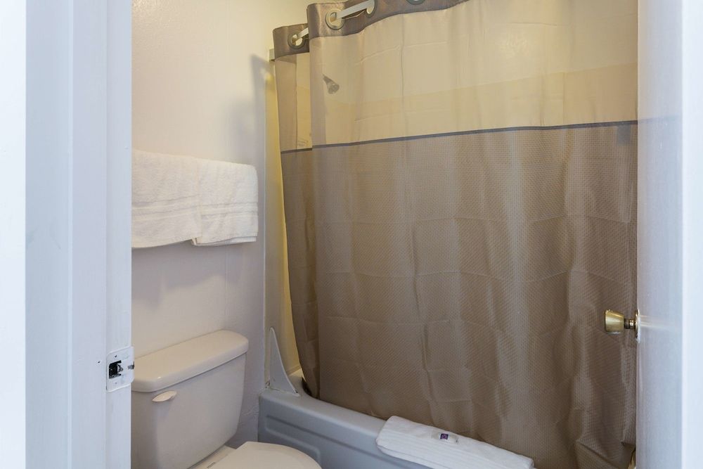 Motel 6 Parkersburg, WV Deluxe Room, 2 Double Beds, Accessible, Non Smoking 7