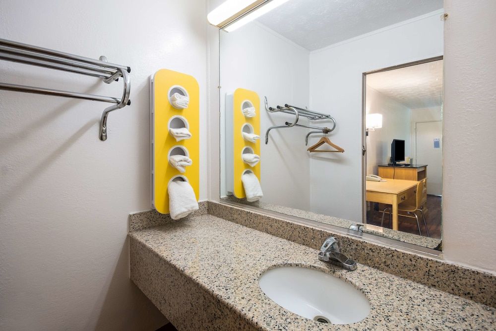 Motel 6 Parkersburg, WV Deluxe Room, 2 Double Beds, Accessible, Non Smoking 18