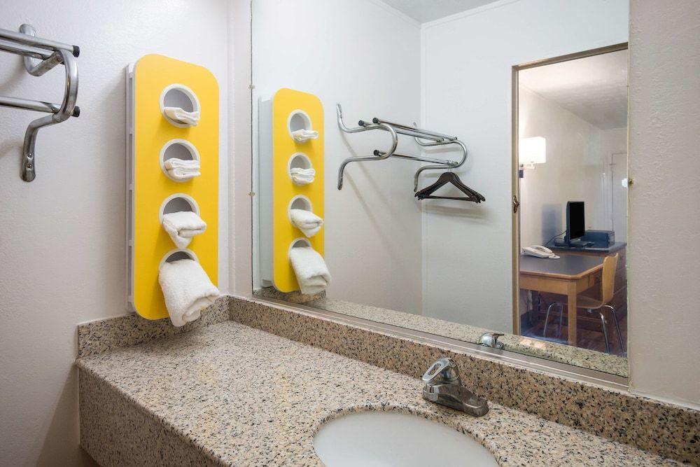 Motel 6 Parkersburg, WV Deluxe Room, 2 Double Beds, Accessible, Non Smoking 6