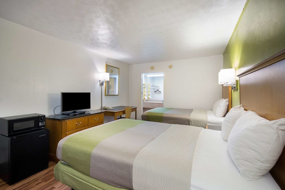 Motel 6 Parkersburg, WV Deluxe Room, 2 Double Beds, Accessible, Non Smoking 9