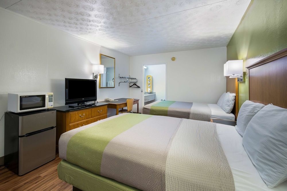 Motel 6 Parkersburg, WV Deluxe Room, 2 Double Beds, Accessible, Non Smoking 4