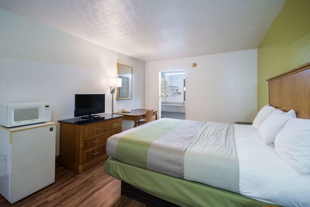 Motel 6 Parkersburg, WV Deluxe Room, 1 King Bed, Non Smoking, Refrigerator & Microwave 3